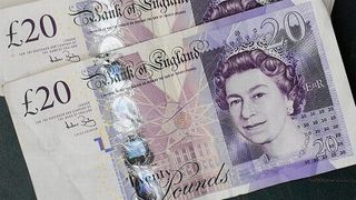 Un bărbat s-a dus la poliție după ce și-a auzit soția vorbind în somn