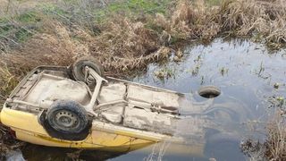 Un bărbat din Dolj a murit după ce s-a răsturnat cu mașina într-un canal cu apă
