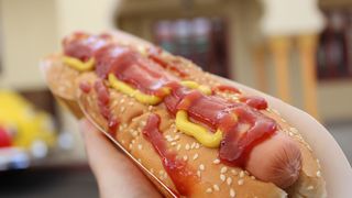VIDEO | Alerta specialiștilor în nutriție: hot dog-ul, o bombă nocivă pentru organism