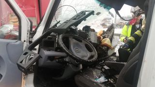 Tragedie pe șoseaua de centură Caransebeş. Un microbuz a fost distrus după impactul cu un TIR