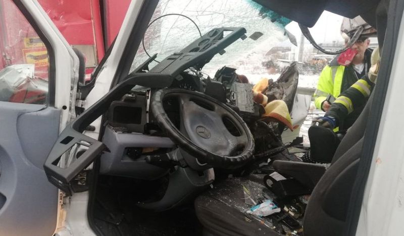 Tragedie pe șoseaua de centură Caransebeş. Un microbuz a fost distrus după impactul cu un TIR