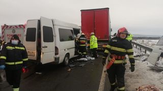 Tragedie pe șoseaua de centură Caransebeş. Un microbuz a fost distrus după impactul cu un TIR
