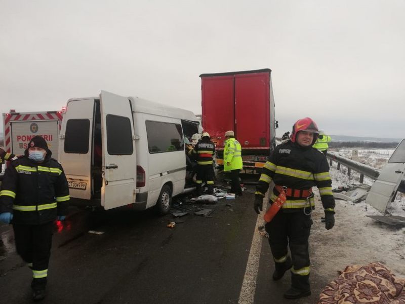 Tragedie pe șoseaua de centură Caransebeş. Un microbuz a fost distrus după impactul cu un TIR
