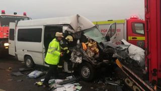 Tragedie pe șoseaua de centură Caransebeş. Un microbuz a fost distrus după impactul cu un TIR