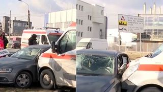Accident cu ambulanța în Sibiu. Autospeciala medicală a intrat pe contrasens şi s-a izbit de o maşină pe care a proiectat-o într-un stâlp