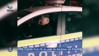 Tik Toker pus pe glume &icirc;n mașina de Poliție