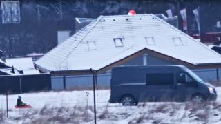 Imaginile inconștienței: Un copil este tras cu sania de o dubă, pe un drum din Braşov