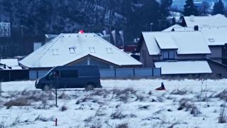 Imaginile inconștienței: Un copil este tras cu sania de o dubă, pe un drum din Braşov