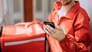 Un livrator de mâncare din Capitală a fost prins drogat la volan: ,,Hai mai repede că se răceşte mâncare!"