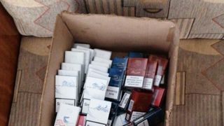 Poliția a efectuat percheziții la traficanții de țigări. Anchetatorii au confiscat țigări de contrabandă, bani și mașini