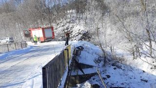 Un bărbat din Arad a căzut cu maşina într-un pârâu, de la cinci metri