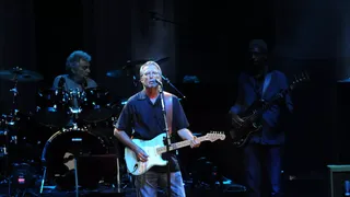 Eric Clapton declară că persoanele care s-au vaccinat anti-COVID sunt victime ale „hipnozei de formare în masă”