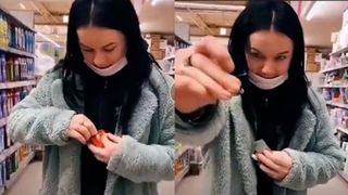 VIDEO | Gest scandalos al unei tinere. Aceasta înţeapă mai multe prezervative într-un supermarket, apoi le pune înapoi pe raft