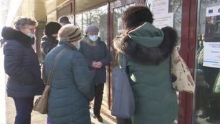 VIDEO | Chiar și în plină eră a digitalizării nu ne dezicem de statul la coadă