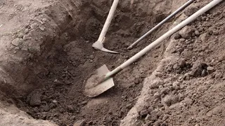 Percheziții &icirc;n Giurgiu și Teleorman la profanatorii de morminte. Suspecții au intrat &icirc;n cavouri și au furat obiecte și bani