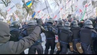 Manifestaţii violente s-au produs ieri la Kiev &icirc;n contextul războiului psihologic dus de Rusia &icirc;n ultimele săptăm&acirc;ni