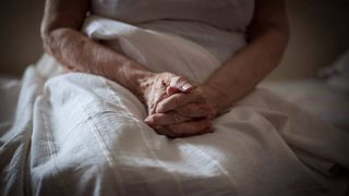 Drama unei pensionare bolnave de cancer din Marea Britanie. Nu știe ce îi va pune capăt zilelor, boala sau factura care s-a triplat