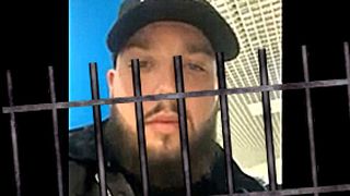 VIDEO | Un membru al clanului Duduianu, căutat pentru tâlhărie, s-a întors de bună voie în țară