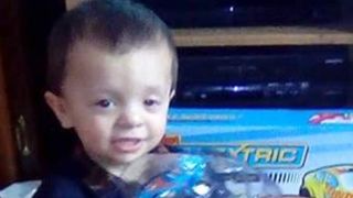 Un băiat, de patru ani, a decedat după ce și-a prins capul între două porți de siguranţă. Minorul a fost găsit de unul dintre frații săi