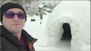 VIDEO | Gerul i-a dat o idee de afacere unui inginer peisagist din județul Cluj. Omul a realizat un veritabil iglu în propria sa curte