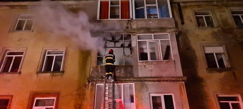 Incendiu la un bloc din Medgidia. 40 de locatari au fost evacuați iar 5 au ajuns la spital