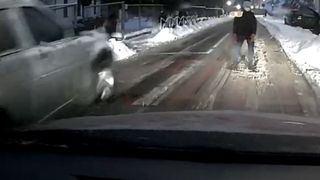 Copil la un pas să fie spulberat de o mașină pe trecerea de pietoni. Șoferul depășea ilegal marcajul chiar în fața unui polițist