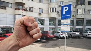 VIDEO | Un bărbat a fost bătut de un vecin din cauza unui loc de parcare. Agresorul a fost filmat