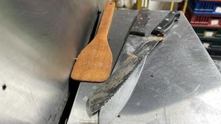 Imagini revoltătoare din brutăriile aflate în Sectorul 5: gândaci, tăvi uzate, cu urme de rugină.