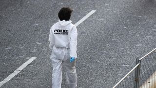 Trupul neînsuflețit al unui băiat în vârstă de 10 ani a fost descoperit într-o valiză, în apropriere de casa. Mama acestuia a fost arestată