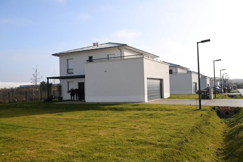 Trupul neînsuflețit al unui băiat în vârstă de 10 ani a fost descoperit într-o valiză, în apropriere de casa. Mama acestuia a fost arestată