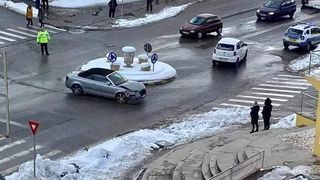 Un șofer de 29 de ani a murit la volan, iar mașina scăpată de sub control a lovit o fetiță de 6 ani pe trotuar