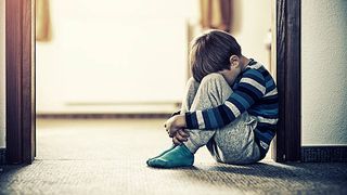 Viață de coșmar pentru fiul unei rom&acirc;nce din Italia. Băiatul a fost forțat de tată să trăiască ani de zile printre schelete și cranii