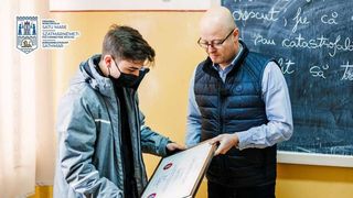 Un elev din Satu Mare, premiat de Primărie. Adolescentul a returnat o sumă mare de bani pe care a găsit-o într-un bancomat