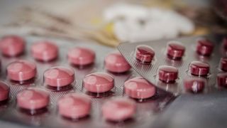 Cincizeci de mii de cutii de Molnupiravir, antiviral folosit pentru tratarea formelor uşoare sau moderate de COVID-19 sunt furnizate României