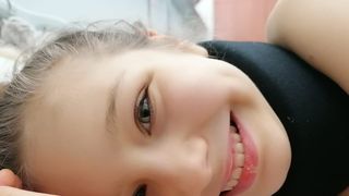 Fetița cu chip de înger are nevoie de ajutor. Alexa, campioana la karate, a fost diagnosticată cu o tumoare la coloana vertebrală cervicală