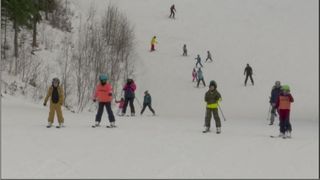 VIDEO | Ne lăudăm cu pârtii excelente, dar nu ne putem bucura prea mult timp de ele. În România, turiştii pot schia doar jumătate de zi, pentru că atât le permite programul la instalațiile pe cablu