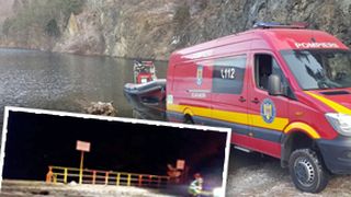 VIDEO | Ore în șir de căutări după ce o mașină a căzut în lacul Tarnița. Două persoane au fost găsite fără suflare