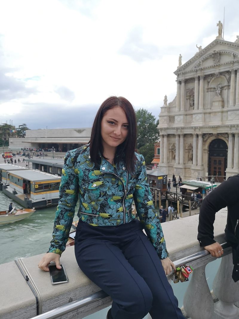 soțul polițistei care s-a sinucis a șters pozele cu ea