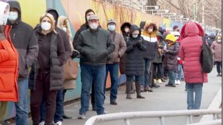 VIDEO | Pe zi ce trece, centrele de testare devin neîncăpătoare pentru miile de pacienți care prezintă simptomatologia specifică noii tulpini Omicron