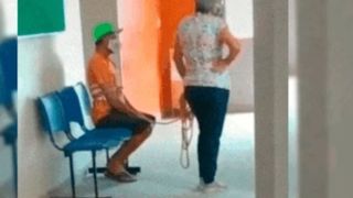 O femeie și-a obligat soțul să se vaccineze împotriva COVID-19. Cum s-au prezentat cei doi la centrul de vaccinare a făcut înconjurul internetului