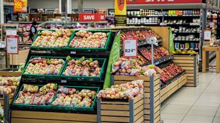 VIDEO | În loc să-i ajute cât mai repede pe români să facă faţă valului de scumpiri, politicienii se contrazic când vine vorba de plafonarea preţurilor 