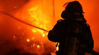 Incendiu puternic în Prelungirea Ghencea din Capitală, la un depozit improvizat (VIDEO)