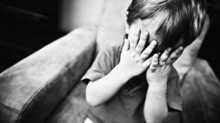 O femeie și-a bătut și maltratat copiii, în Portugalia: „Erau obligați să îngenuncheze pe pietre”