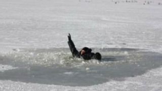 Doi copii au căzut în râul Bistrița, după ce s-a spart gheața sub ei