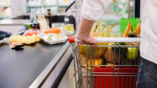 Numele unui cunoscut lanț de supermarket-uri din România este folosit de infractori pentru a-i lăsa pe oameni fără banii în conturi