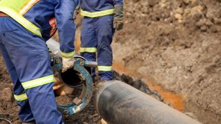 Umplerea conductei de aducțiune s-a finalizat. Când vor primi băcăuanii apa la robinete