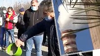 VIDEO | Craiovenii sunt intoxicați cu cenușă. Protest în fața termocentralei