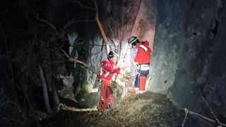 Autoritățile au intervenit &icirc;ntr-o zonă extrem de dificilă, unde se auzea strigăte de ajutor. Un bărbat a fost găsit căzut de la 20 de metri &icirc;n gol