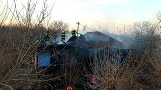  Un bărbat și-a înjunghiat soția și a dat foc casei