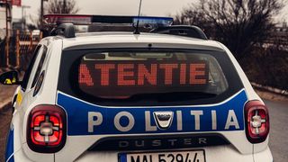 Bărbatul de 19 ani, care și-a aruncat iubita de la etaj, a fost reținut. Tânăra a fost internată în spital